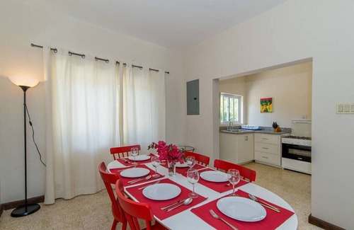 IronShore Estates Apartment | Hospitality Expert NCB3: Pool, Beach & Chef