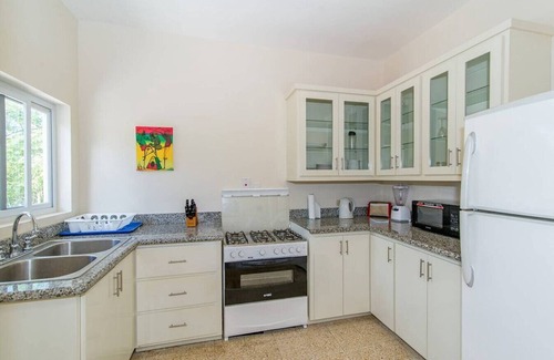 IronShore Estates Apartment | Hospitality Expert NCB3: Pool, Beach & Chef