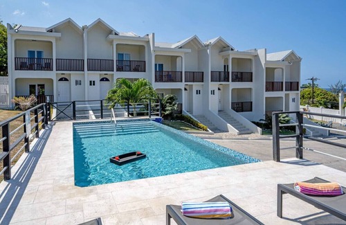 IronShore Estates Apartment | Hospitality Expert NCB3: Pool, Beach & Chef