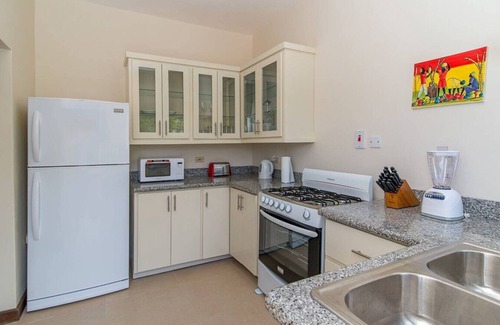 IronShore Estates Apartment | Hospitality Expert NCB4: Pool, Beach & Chef