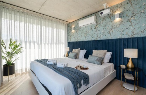 Vila Nova de Gaia Apartment | Host Wise - Luxurious Impressive Apartment - Balcony and Pool
