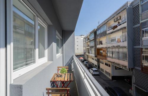 Vila Nova de Gaia Apartment | Host Wise - Sweet Sunny Flat with Balcony