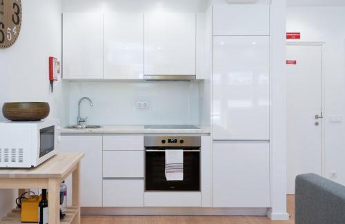 Vila Nova de Gaia Apartment | Host Wise - Sweet Sunny Flat with Balcony