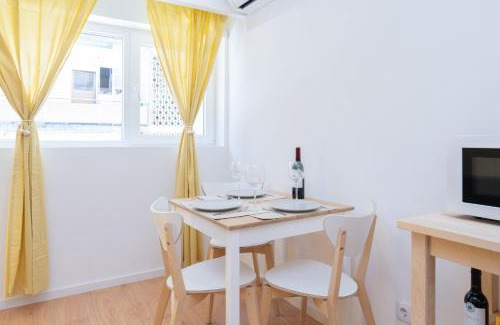 Vila Nova de Gaia Apartment | Host Wise - Sweet Sunny Flat with Balcony