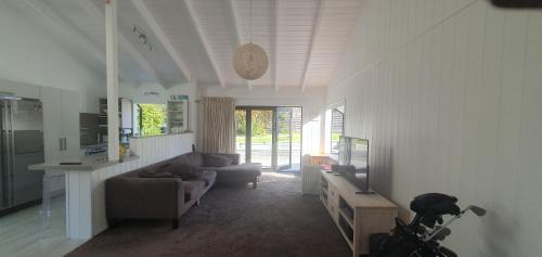 Pauanui House | Hosts on the Coast Pauanui Beach Break