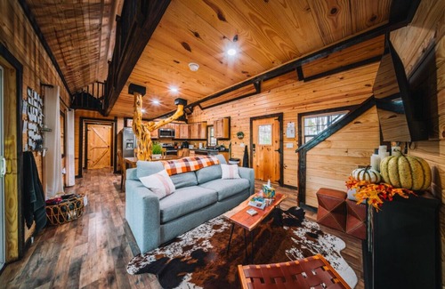 Campton Cabin | Hot Tub | 5 Min to RRG | Game Loft | Forest Views