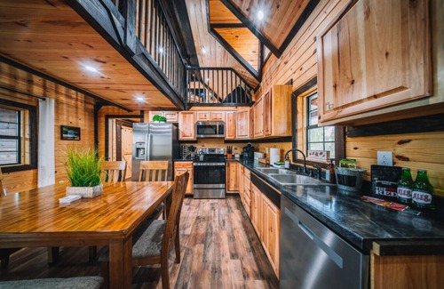 Campton Cabin | Hot Tub | 5 Min to RRG | Game Loft | Forest Views