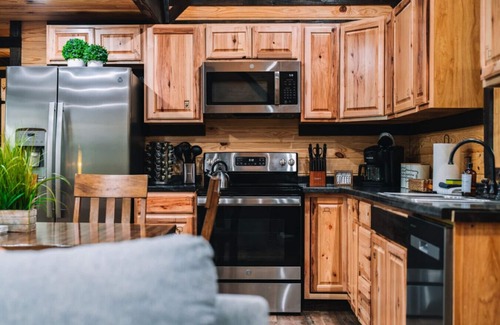 Campton Cabin | Hot Tub | 5 Min to RRG | Game Loft | Forest Views