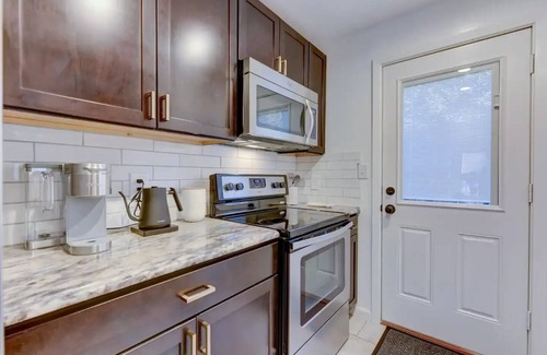 Cherrywood Apartment | Hot Tub - E. Austin - 5 min to UT - 10 min to DTnn