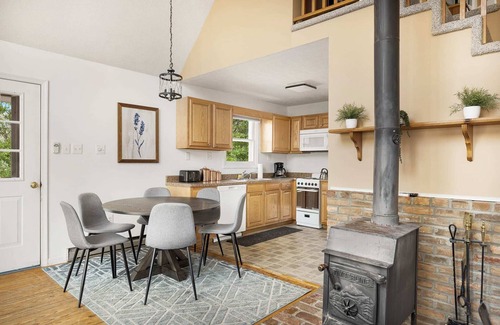 Berkeley Springs Cabin | Hot Tub, FirePit, Large Yard, Screened Porch, WiFi