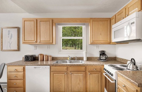 Berkeley Springs Cabin | Hot Tub, FirePit, Large Yard, Screened Porch, WiFi