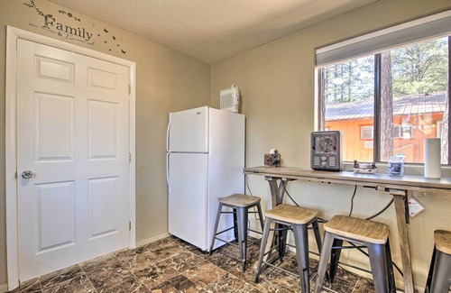 Pinetop Cottage | Hot Tub Hideaway in Pinetop: Bring Your Pet!