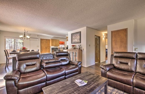 Pinetop Cottage | Hot Tub Hideaway in Pinetop: Bring Your Pet!
