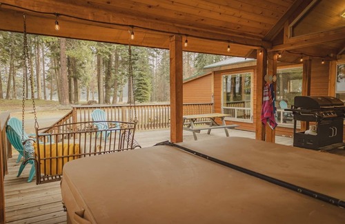 Ashland Cabin | Hot Tub! Homey Modern Cabin on Hyatt Lake 32