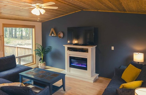 Ashland Cabin | Hot Tub! Homey Modern Cabin on Hyatt Lake 32
