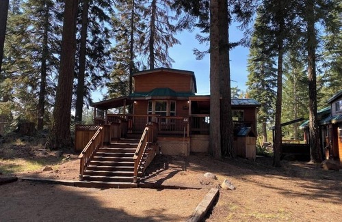 Ashland Cabin | Hot Tub! Quiet Comfy Cabin at Hyatt Lake 44