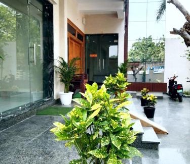 Vrindavan Hotel | Hotel Dev Shri Residency ! near Prem mandir & ISCKON ! Fully AC rooms ! Café & Banquet, Free parking & Lift availability