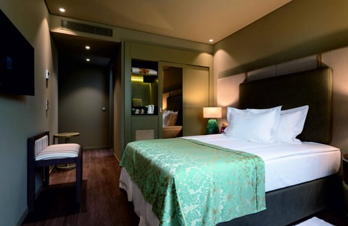 Centro / Baixa Hotel | Hotel Jaguar Oporto - Airport to Hotel and City Center and Vice-Versa is a Free and Continuous Shuttle Service from 7AM to 8PM