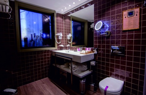 Centro / Baixa Hotel | Hotel Jaguar Oporto - Airport to Hotel and City Center and Vice-Versa is a Free and Continuous Shuttle Service from 7AM to 8PM
