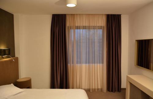 Tractorul Hotel | Hotel Lux Divina