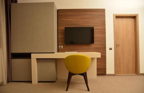 Tractorul Hotel | Hotel Lux Divina