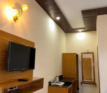 Bhimtal Hotel | Hotel Maya Regency