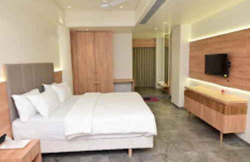 Vallabh Vidhyanagar Hotel | Hotel Neptune Palace , Anand