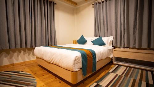 Mustang Hotel | Hotel Oms Home