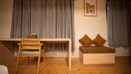 Mustang Hotel | Hotel Oms Home