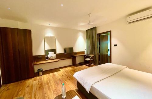 Ujjain Hotel | HOTEL RIDHHI SHREE ! UJJAIN fully-Air-Conditioned hotel at prime location with wifi & Parking availability, Newly constructed and Luxurious Rooms