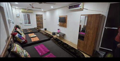 Ujjain House | Hotel Shree Kedarnath in front of railway station platform no 8