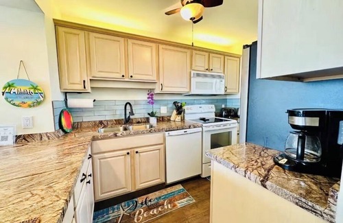 Kihei Condo | Hotel-zoned Oceanview Oceanfront Penthouse! - Menehune Shores 619
