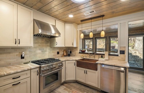 Weaverville Cabin | Hottub/Arcade/Historic Cabin/Mins to AVL & WVL