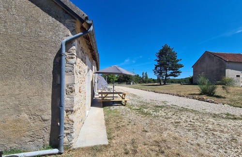 Migne Cottage | House in Berry with Garage and All Inclusive