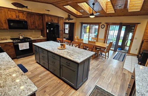 Neillsville House | House ON Lake Arbutus with private dock and game room with pool/ping pong table