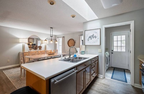 Crane Hill House | House w/fire pit 4BR/Trident Marina/2 KING BEDS