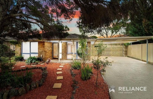 Hoppers Crossing House | House with Large Backyard for Kids near ZOO & Mall