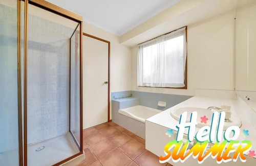 Hoppers Crossing House | House with Large Backyard for Kids near ZOO & Mall