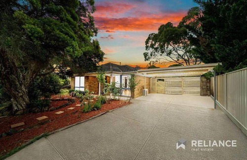 Hoppers Crossing House | House with Large Backyard for Kids near ZOO & Mall