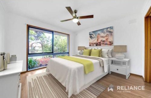Hoppers Crossing House | House with Large Backyard for Kids near ZOO & Mall
