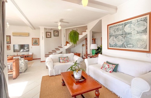Portinho House | House with swimming pool for up to 8 people, beautiful views of the sea and the Atlantic forest.