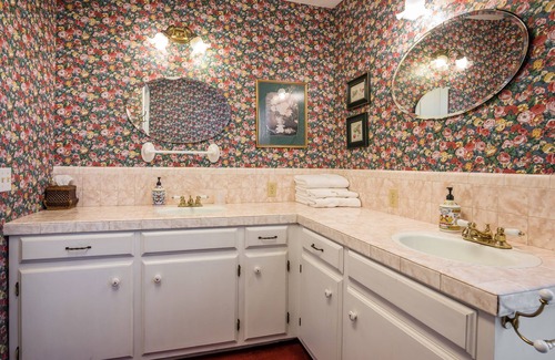 Nipomo Bed & Breakfast | Huge Gorgeous Victorian With Beautiful Gardens