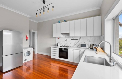 Cremorne Apartment | Huge Harbour View Apartment In Historic Home
