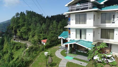 Theog House | Humble Holiday Home Kufri S H I M L A with Lawn and Amazing View