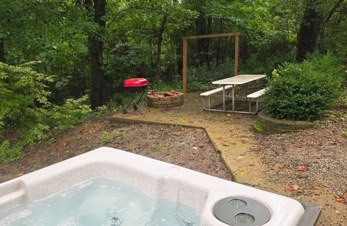 Bryant Cabin | Hummingbird Cabin with a private hot tub!