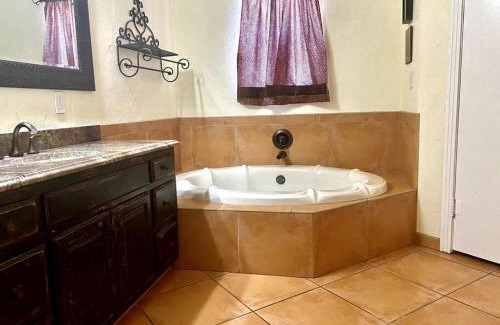 Amarillo House | I40 Large Tuscany 4 bed 20min PDC