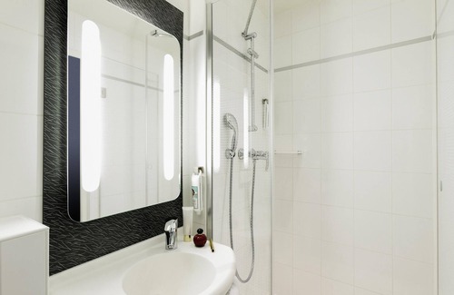 Saint-Vincent-de-Paul Hotel | ibis Paris Gare Du Nord TGV