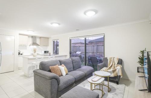 Point Cook House | Ideal 3br2ba House In Point Cookparkingbackyard