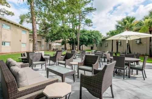 Jekyll Island House | Ideal Family Suite Minutes from Jekyll Island Fun | Onsite Pool, Free Parking!