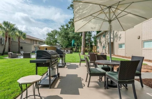 Jekyll Island House | Ideal Family Suite Minutes from Jekyll Island Fun | Onsite Pool, Free Parking!